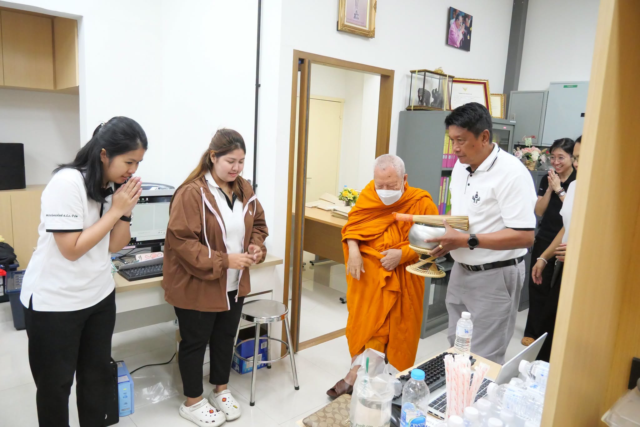 title - รองเลขาธิการ ส.ป.ก. ร่วมพิธีสักการะสิ่งศักดิ์สิทธิ์และพิธีสงฆ์ วันทำบุญสหกรณ์ออมทรัพย์สำนักงานการปฏิรูปที่ดินเพื่อเกษตรกรรม จำกัด เนื่องในโอกาสเปลี่ยนแปลงที่ตั้งสำนักงานแห่งใหม่ 